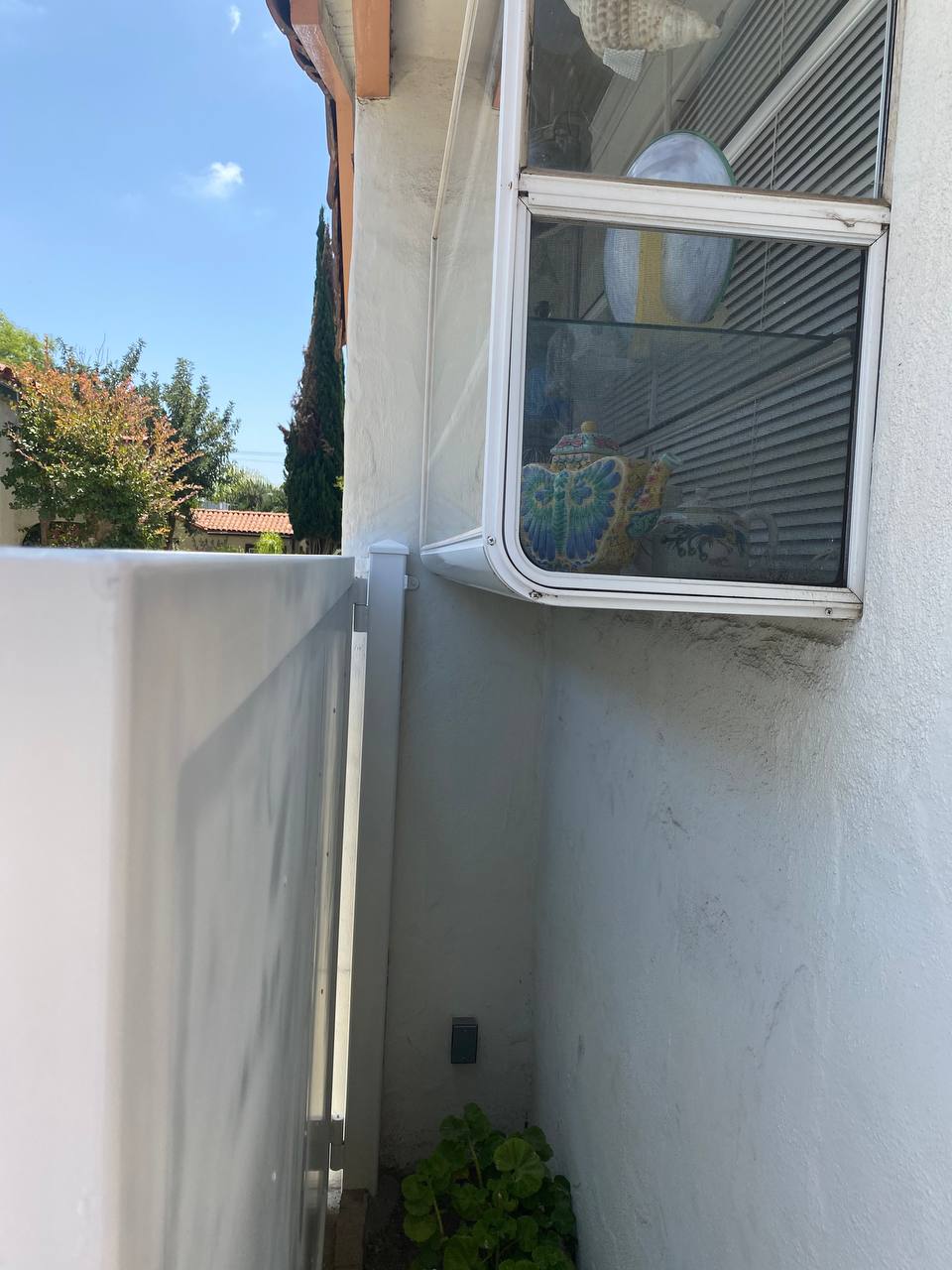 Van Nuys swing gate side clearance detail